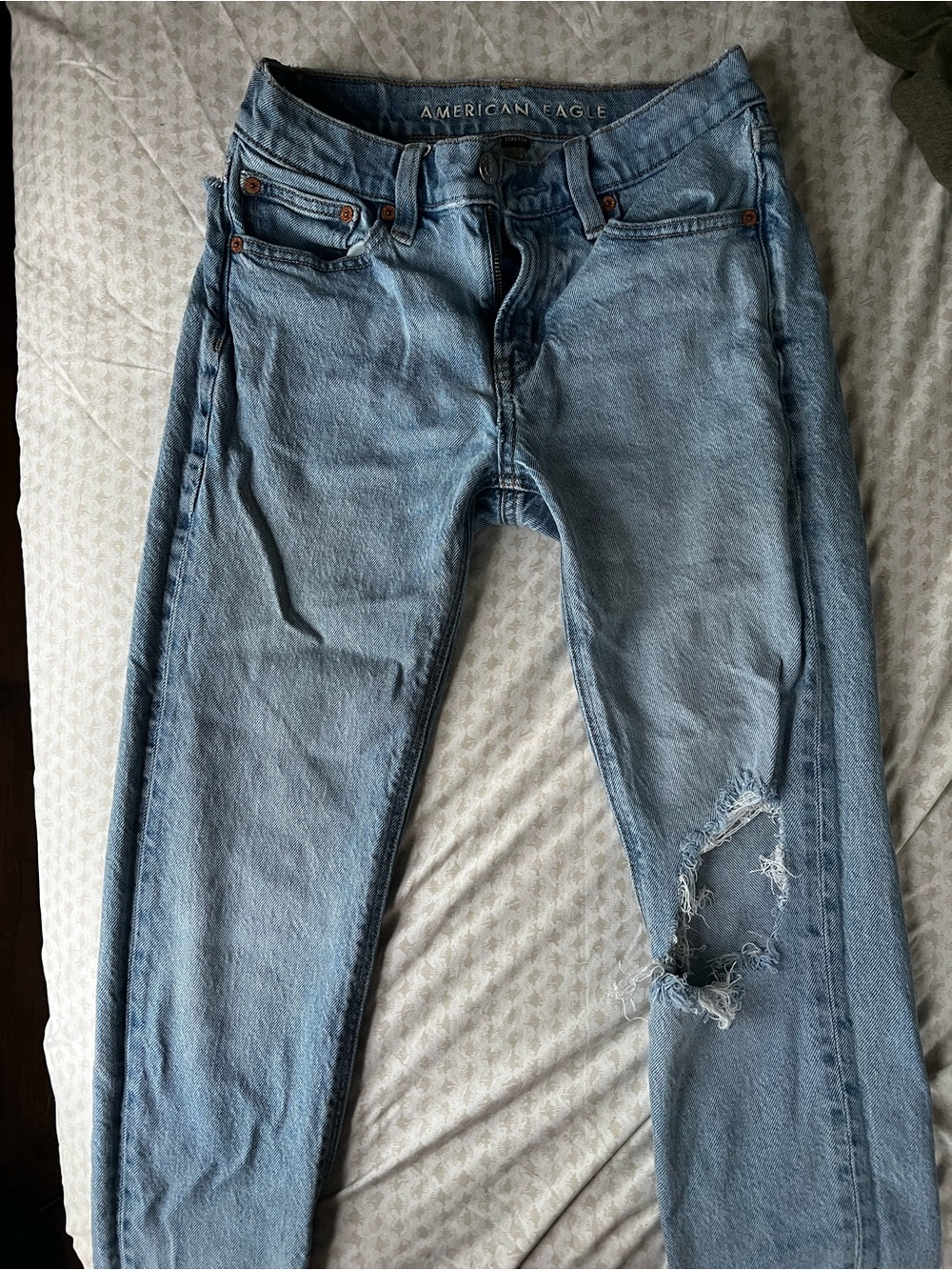 American Eagle Outfitters Light Blue Skinny Jeans with Knee Rip